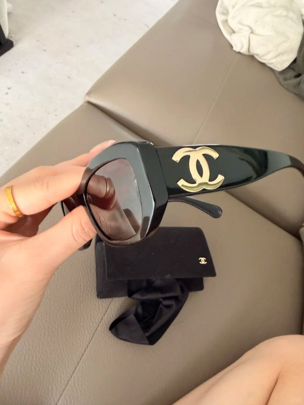 CHANEL CH5493 Black Sunglasses Gold CC Logo New Authentic - Picture 7 of 10